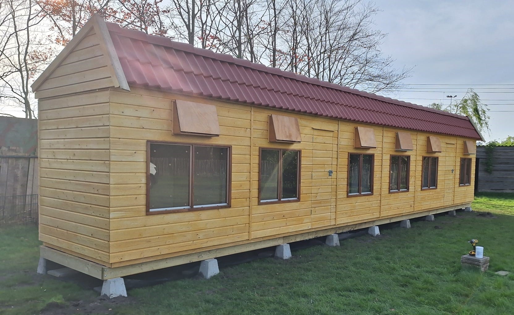 Standaard duivenhok met rode dakpannen